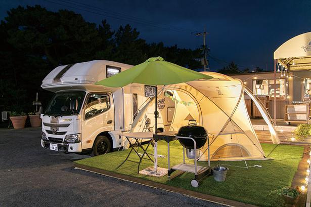 Nikmati makanan di dalam tenda, dekat dengan mobil kemah.