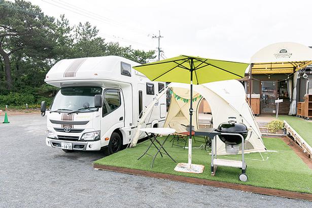 Pasang tenda di sebelah mobil kemah