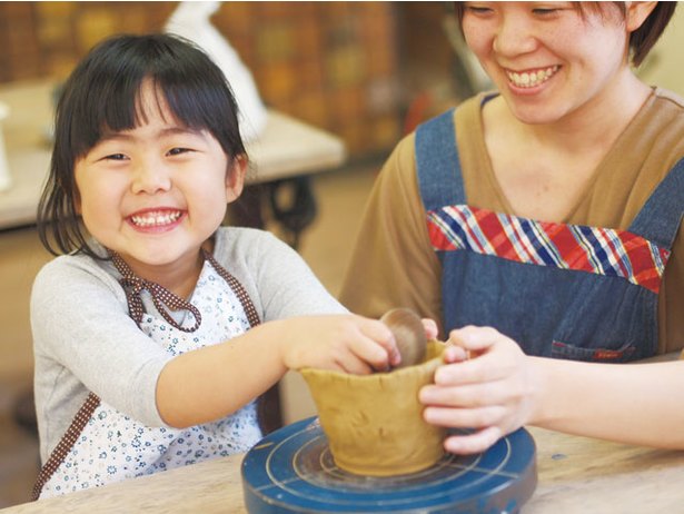 Kursus pembentukan dengan tangan berlangsung selama 90 menit. Kamu bisa membuat sebuah cangkir teh ala Jepang, mangkuk nasi, atau piring.