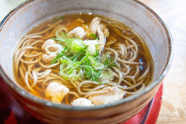 Pada malam tahun baru biasanya orang Jepang akan makan mi Soba. Bentuk mi yang panjang dan tipis menandakan umur yang panjang. Dengan memakan mi ini orang Jepang percaya akan memperpanjang umur.