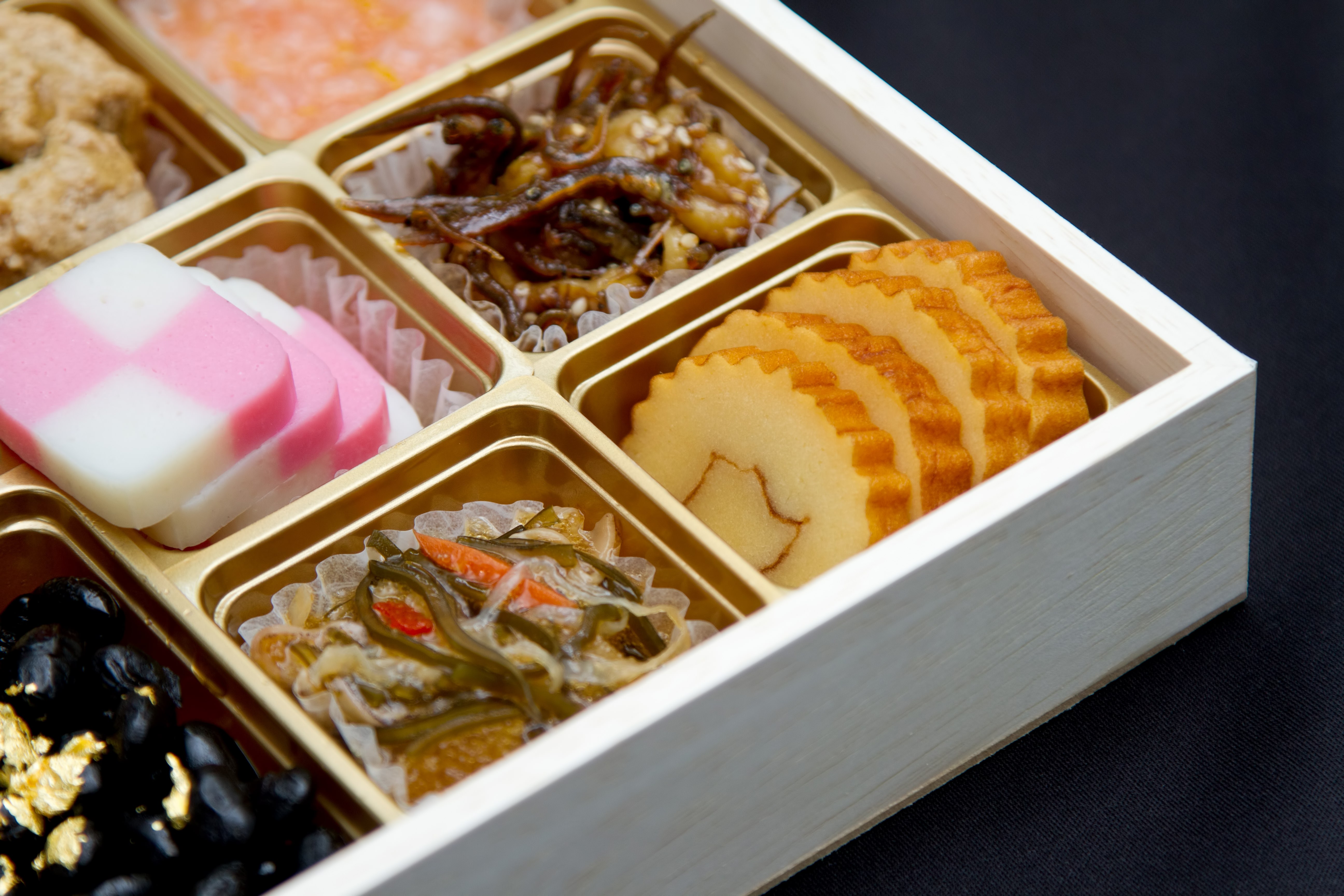 Osechi merupakan set masakan khas yang dimakan oleh orang Jepang pada pagi hari do tanggal 1 Januari. Makanan ini biasanya secara tradisional dihidangkan di oju, kotak segiempat mewah berlapis empat. 