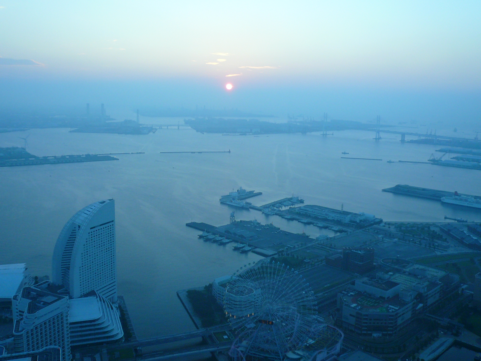 Pemandangan matahari terbit di Yokohama.