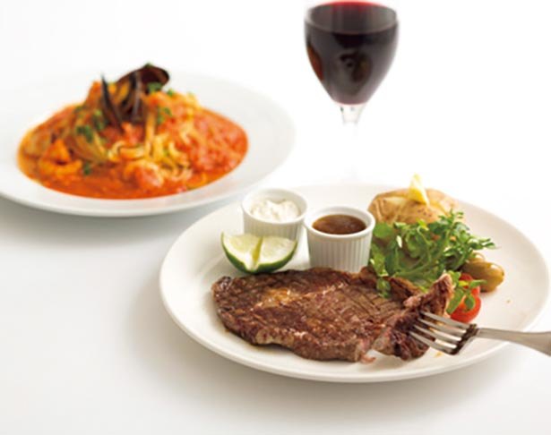 Tersedia steak daging sapi dan hidangan lainnya yang cocok dengan minuman anggur.