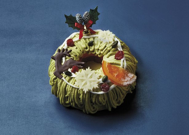 Bistro Egalite Chef Tanaka Supervised Noel Lease (¥4,800) merupakan kue bermotif lingkaran daun Natal dengan rusa cokelat di atasnya.