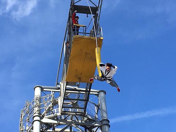 Lihat seberapa berani kamu dengan “Coming of Age Bungee Jump” ini (perayaan menjadi dewasa - umur 20 tahun)