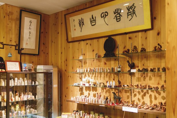 Di dalam toko terdapat sebuah koleksi bahan pembuatan stempel yang digunakan pad stempel seniman dan peralatan kaligrafi.