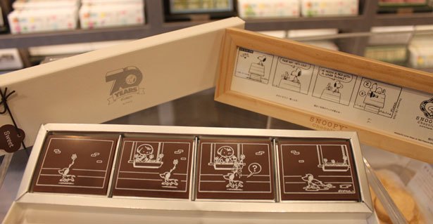 (Kiri ke kanan) Tablet Chocolat yang hanya dijual di Arashiyama (1.200 yen), Bingkai Kayu (800 yen)