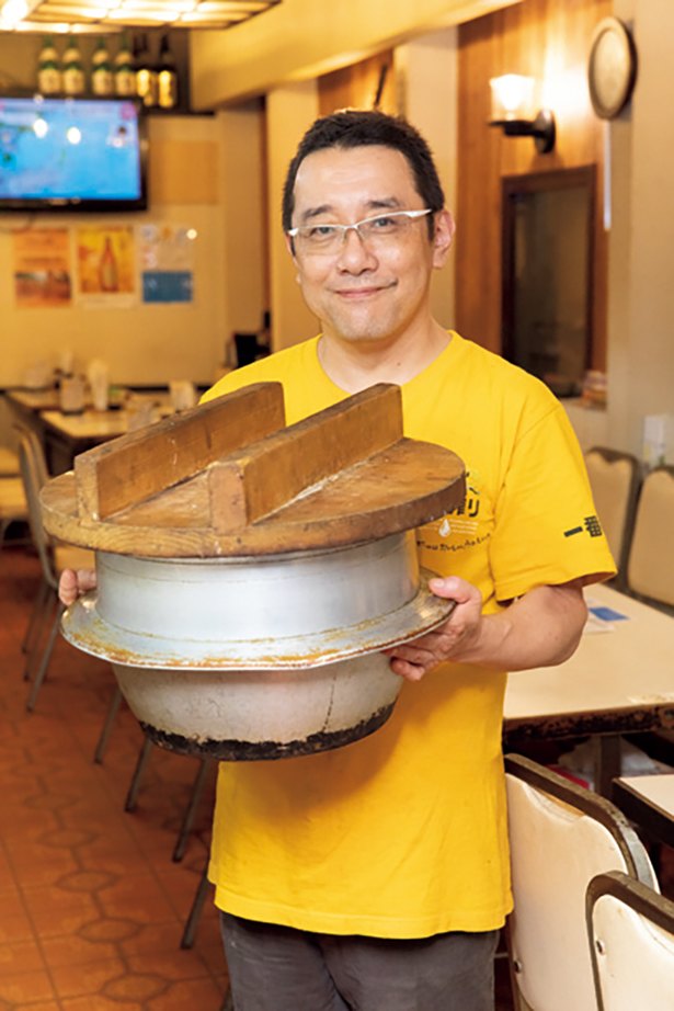 Yasuo Fujiwara, pemilik restoran, menawarkan nasi yang dimasak di Hagama.