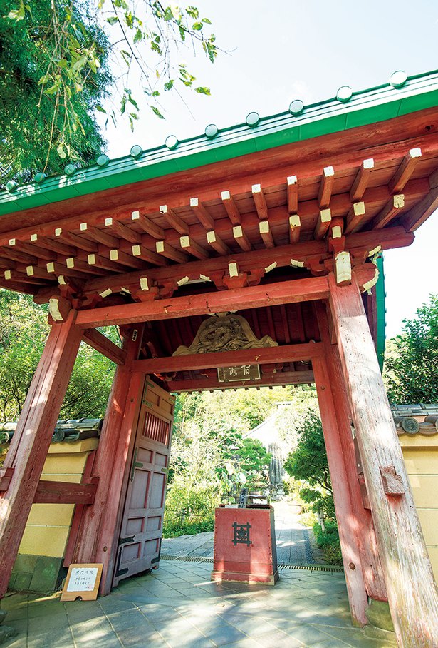 Gerbang Kuil Kosokuji yang dipernis dengan warna merah terang.