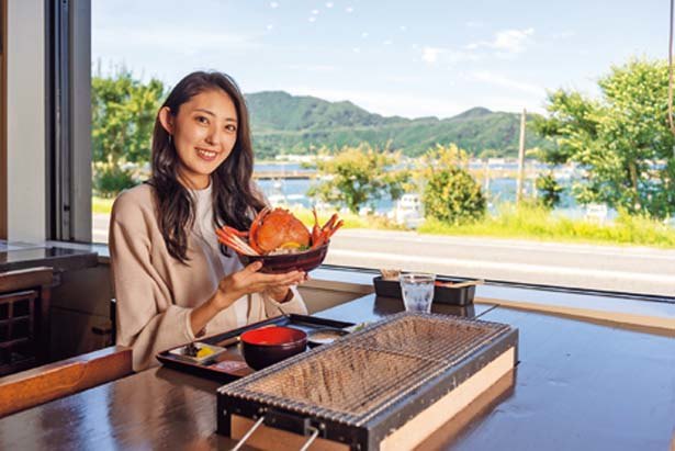 Perapian menawarkan sebuah pemandangan pelabuhan perikanan Kasumi. Kasumi Crab Char-grill (¥5,500) juga tersedia.