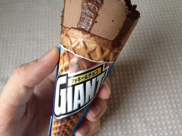 Es krim kerucut ini tidak sebesar namanya, Giant.