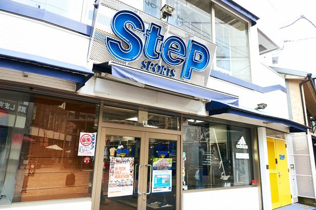 SteP SPORTS di Osaka membuka pusat sepatu lari Adidas di lantai tiganya.