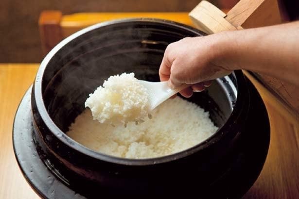 Nasi dimasak dalam Hagama, perlengkapan khusus masak Shiragaki yang mengantarkan panas secara merata sehingga membuat hidangan terasa lebih lezat.