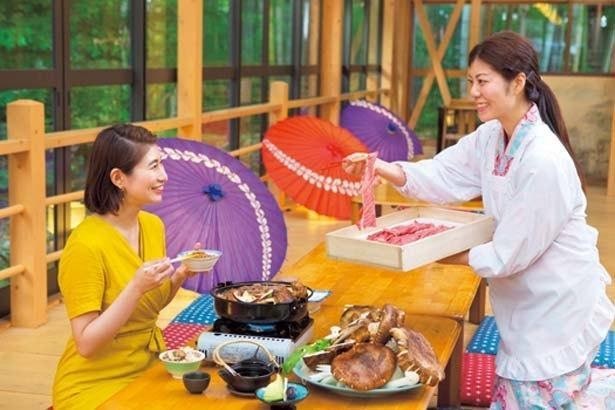 Pelayan akan mempersiapkan panci sukiyaki untuk Anda lengkap dengan daging sapi Omi dan jamur matsutake.