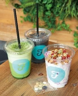 Matcha Latte (Kiri), Berry Berry Smoothie (Kanan), dan Susu Kacang Kedelai Wijen Hitam (Tengah).