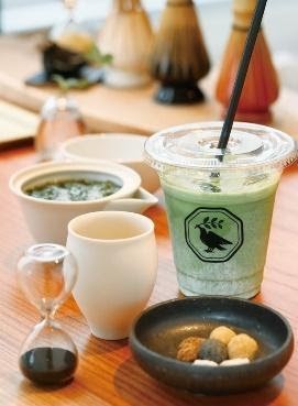 Sencha (dengan permen kacang) (Kiri) dan Matcha Latte (Kanan)