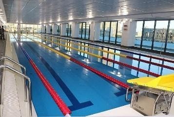 Di lantai tiga, terdapat kolam renang sepanjang 25 meter dan 50 meter.