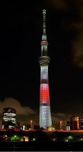 Festival cahaya ini dengan sempurna menggambarkan bendera Hinomaru pada Tahun Baru.