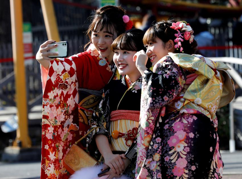 Para remaja gadis di Jepang berfoto bersama di upacara Hari Kedewasaan.