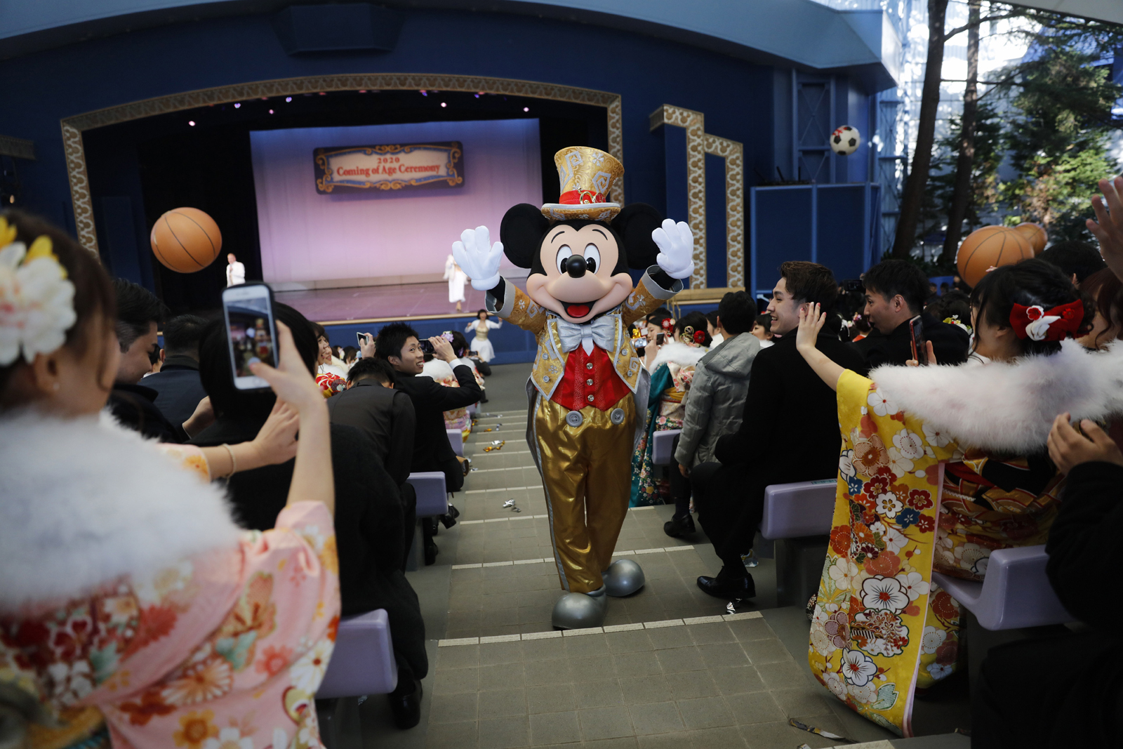 Tokyo Disneyland di Urayasu, dekat Tokyo, juga menjadi lokasi favorit untuk festival Hari Kedewasaan.