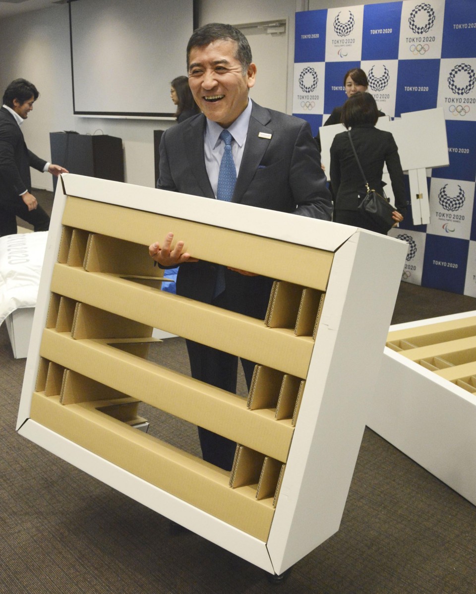 CEO dan Presiden Airweave, Motokuni Takao, menunjukkan kerangka ranjang yang terbuat dari kardus resistansi tinggi.