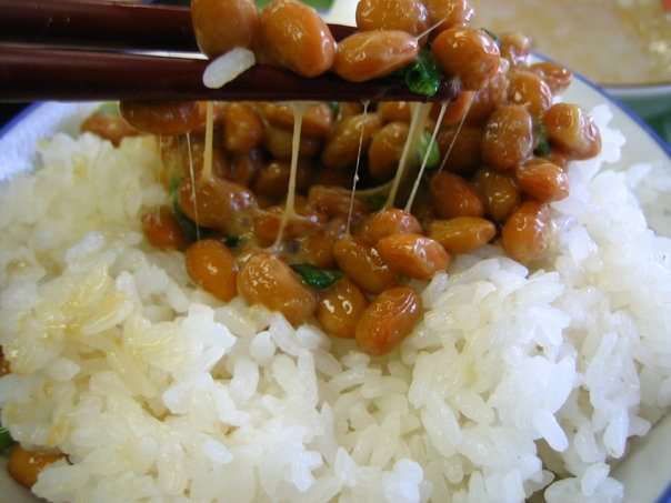 Nasi dengan natto.