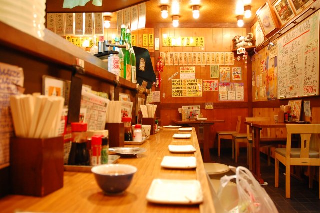 Izakaya menyediakan piring kecil untuk hidangan yang menemani waktu minum.