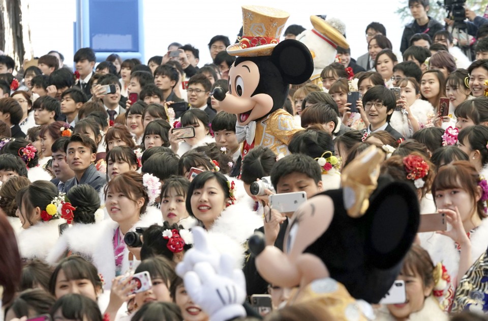 Masyarakat Jepang menikmati wahana Disney saat Seijin no Hi.