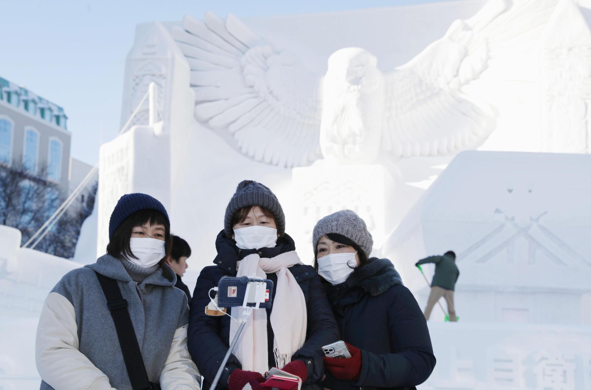 Festival musim salju tahunan di Sapporo diperkeruh oleh kurangnya salju dan merebaknya virus corona dari Tiongkok.
