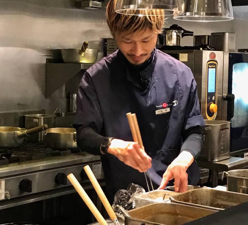 Koki kepala di Tsuta, Ryo Miyawaki, menyiapkan hidangan ramen di Tsuta yang baru.