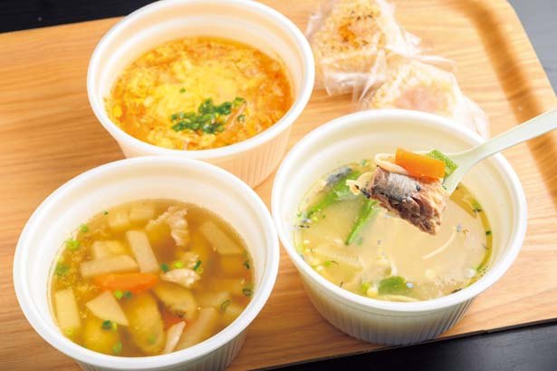 Makerel, okra, dan jamur enoki (kanan, 390 yen); telur, kimchi asli, dan keju (atas, 390 yen), dan sup miso babi yang lezat (kiri, 390 yen)
