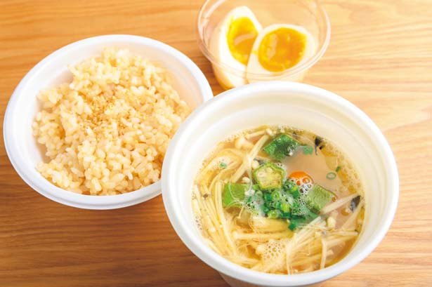 Paket Sarapan (390 yen) termasuk sup miso pilihan kamu (ukuran kecil) dan nasi atau nasi (ukuran kecil). Kamu dapat memesan lauk yang hanya tersedia hingga pukul 10 pagi dengan menambah 100 yen.