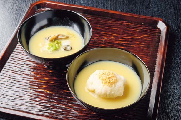 Otoshiimo (depan, 800 yen) dikombinasikan dengan maruimo (sejenis talas) dan kaldu sup. Kakijiru (belakang, 800 yen) menggunakan tiram terbaik musim ini.