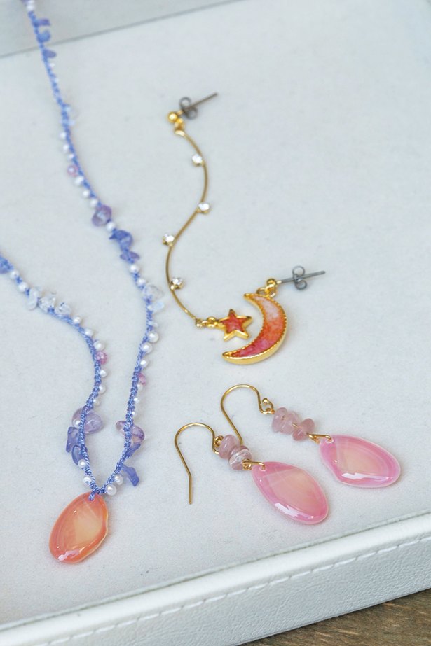 Anting-Anting Kerang Sakura (2,900 yen) dan Kalung Kerang Sakura dengan Benang Sutra (4.400 yen)
