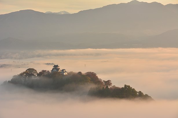 Bentang alam fantastis kastil Echizen Ono di antara lautan awan.