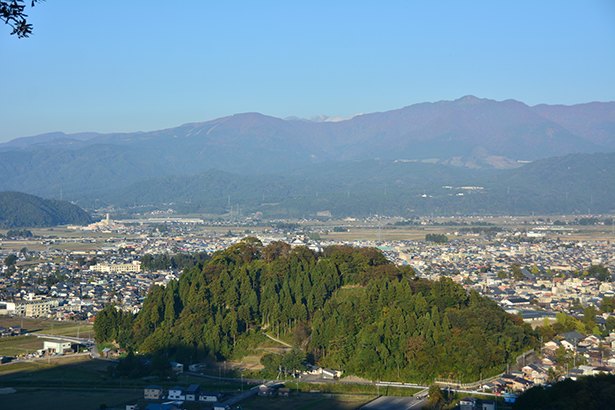 Dari tempat ini kamu dapat melihat kastil Echizen Ono yang ada di bawah.