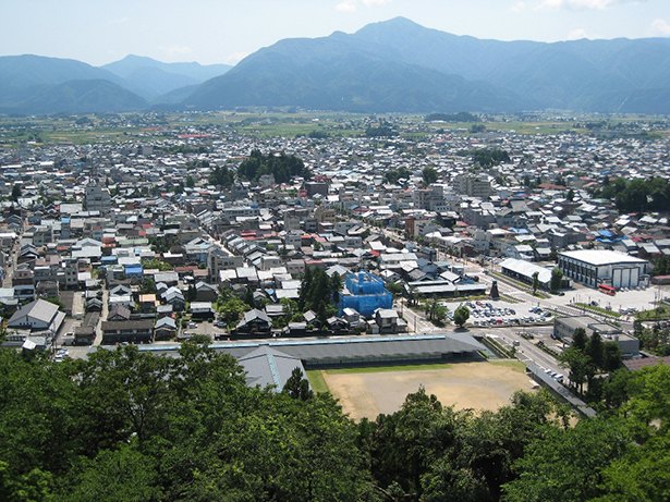 Pemandangan Kota Ono dari menara kastel.