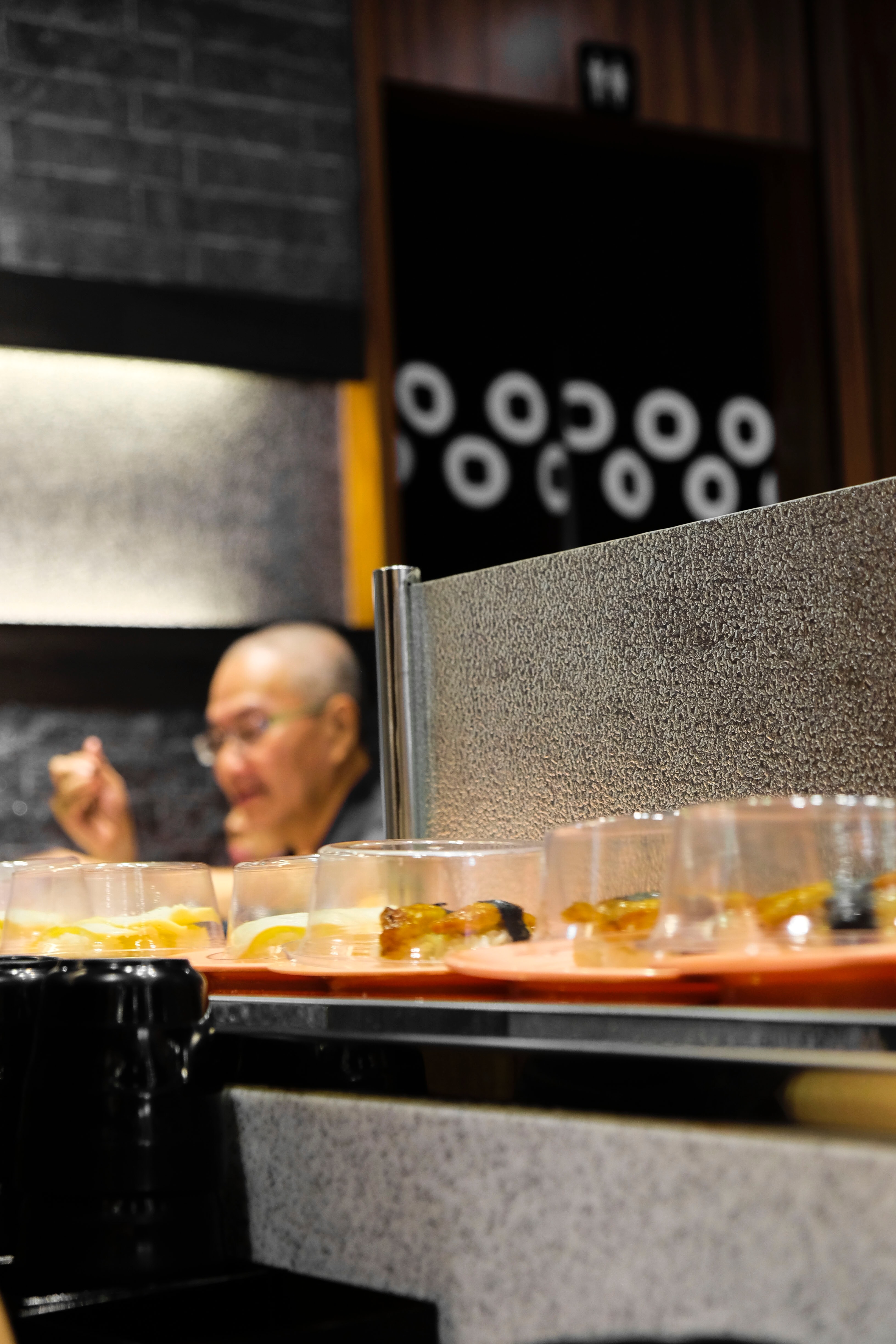 Etika makan sushi di restoran yang menyediakan conveyor belt