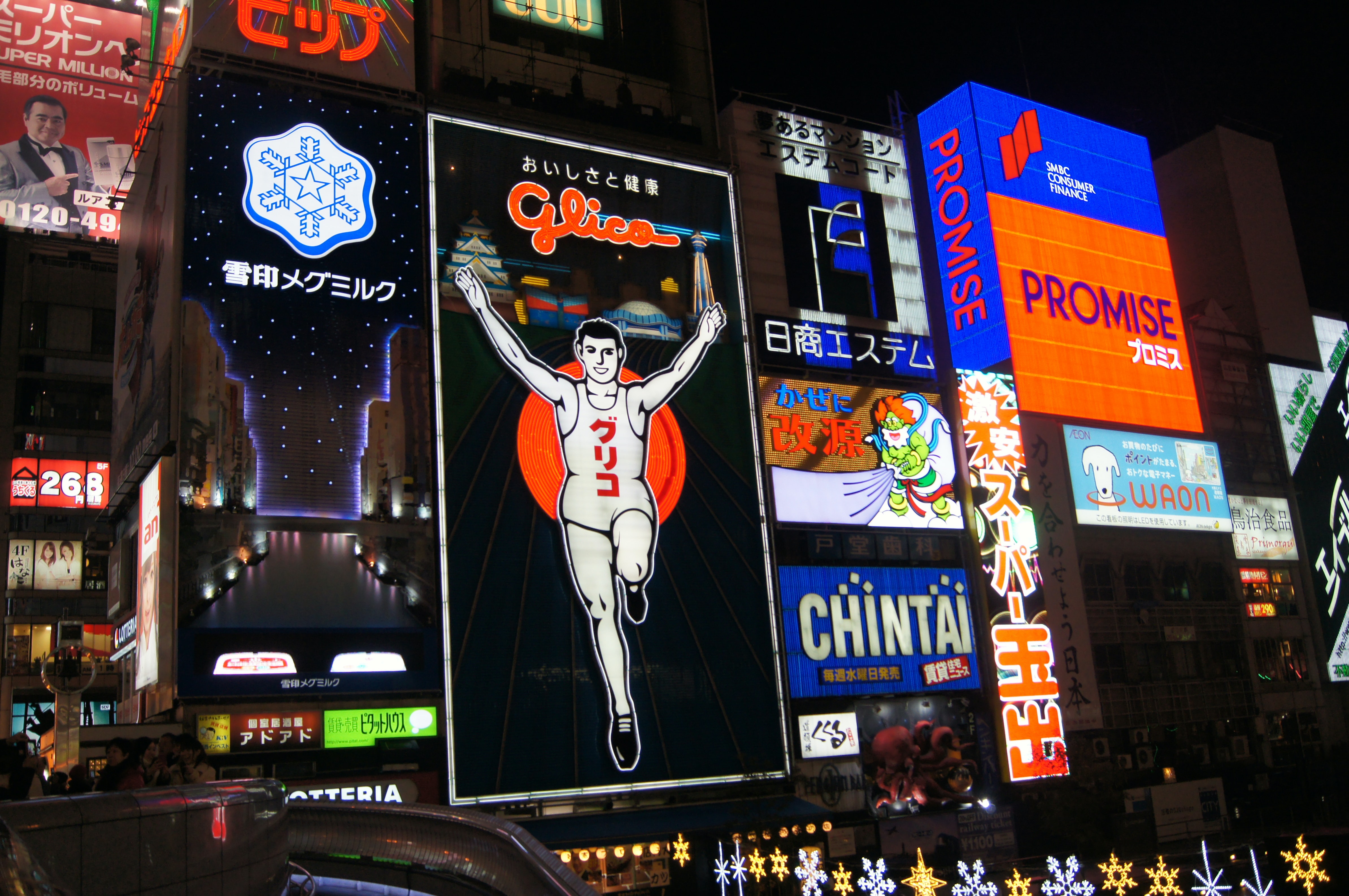 Papan reklame Glico Man di Dotonbori Osaka yang jadi spot foto turis