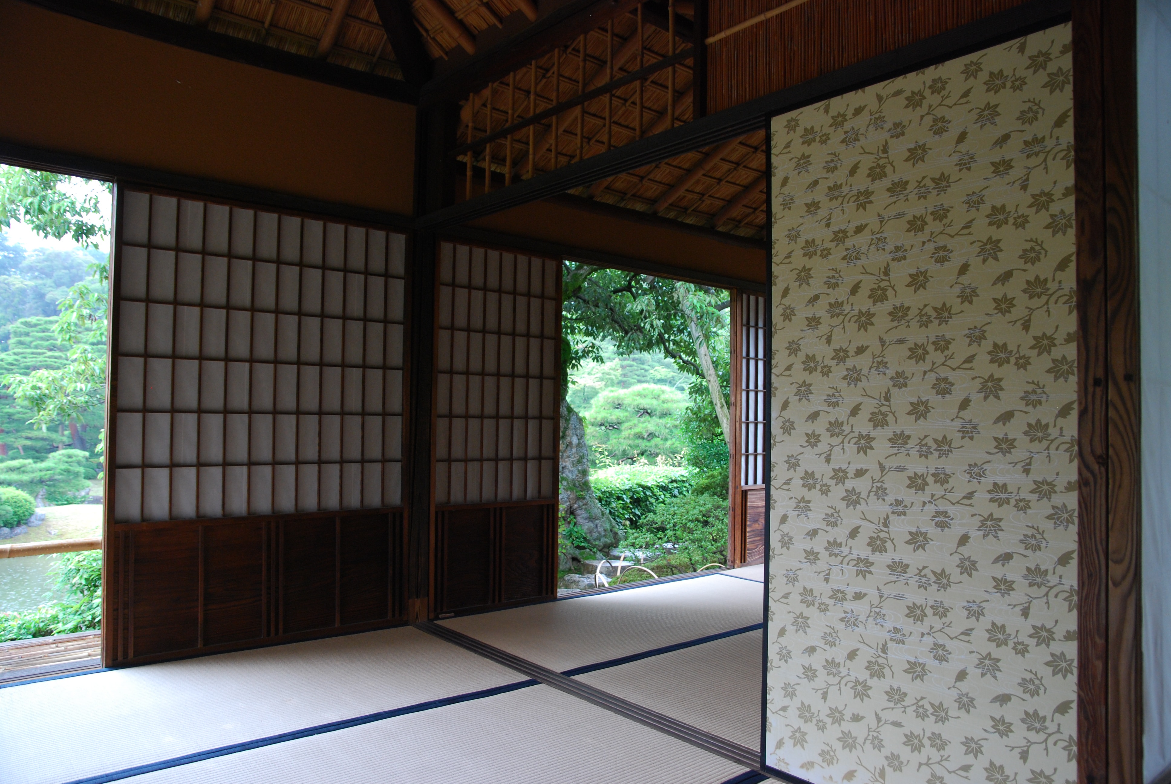 Pintu geser tradisional khas hunian Jepang, Fusuma.