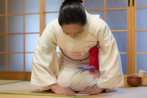 Posisi duduk Seiza dalam tradisi Jepang.