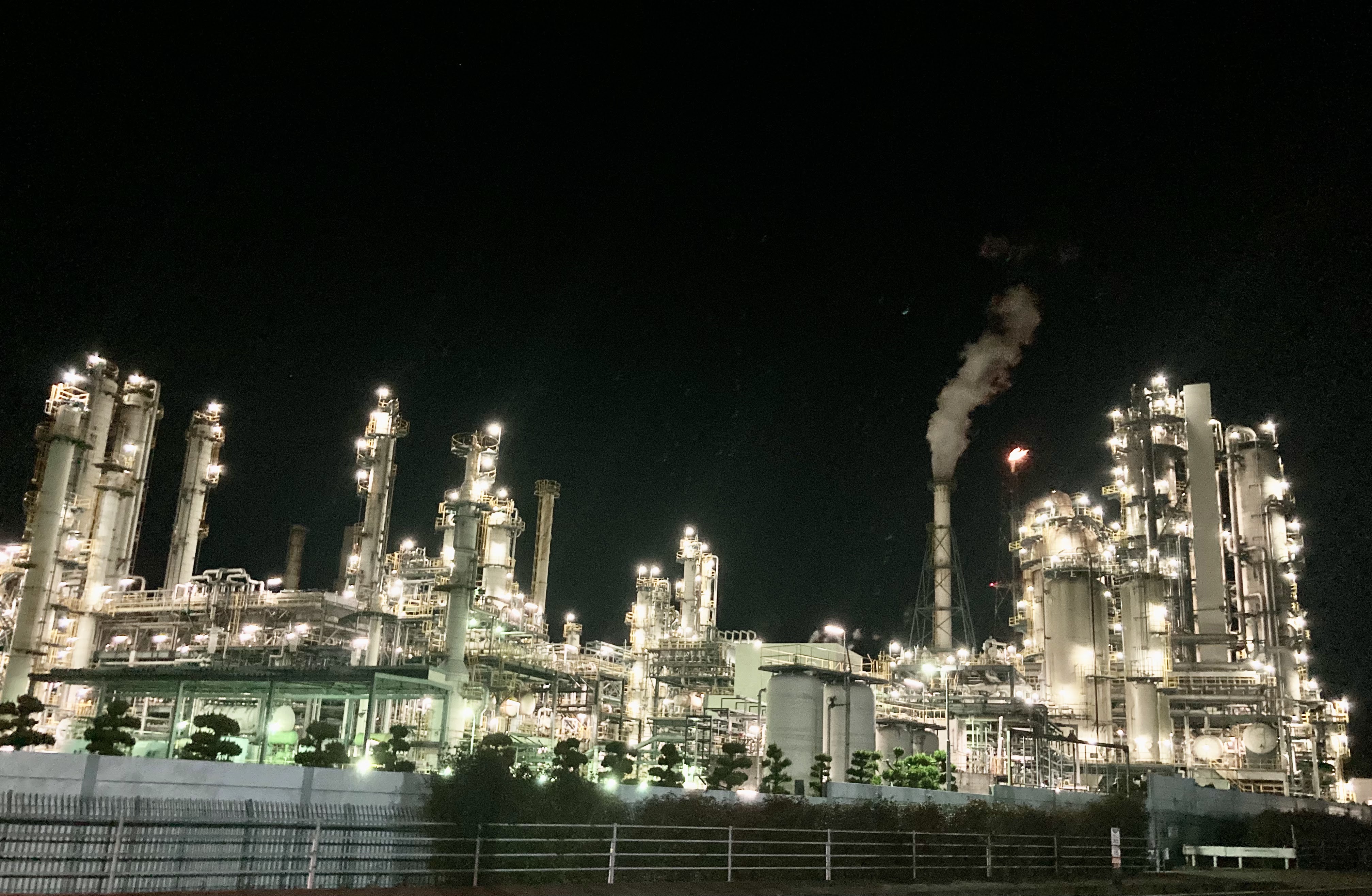 Keindahan pabrik di malam hari yang mempesona.