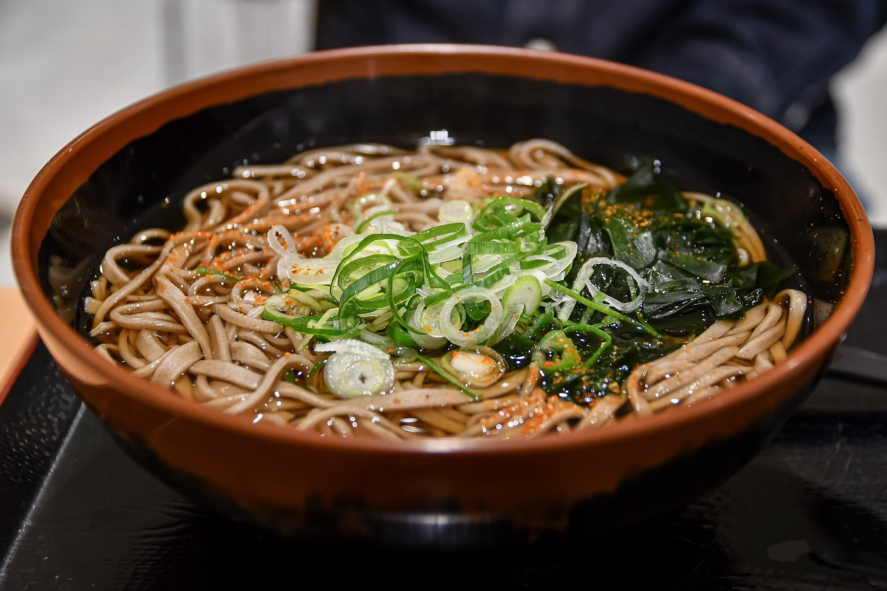 Tradisi makan soba di malam menjelang tahun baru yang dipercaya membawa keberuntungan dan umur panjang.