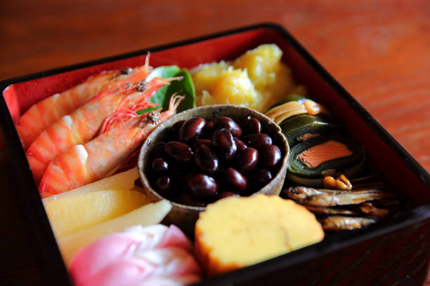 Ilustrasi. Menikmati osechi-ryori, hidangan khas tahun baru bersama keluarga.