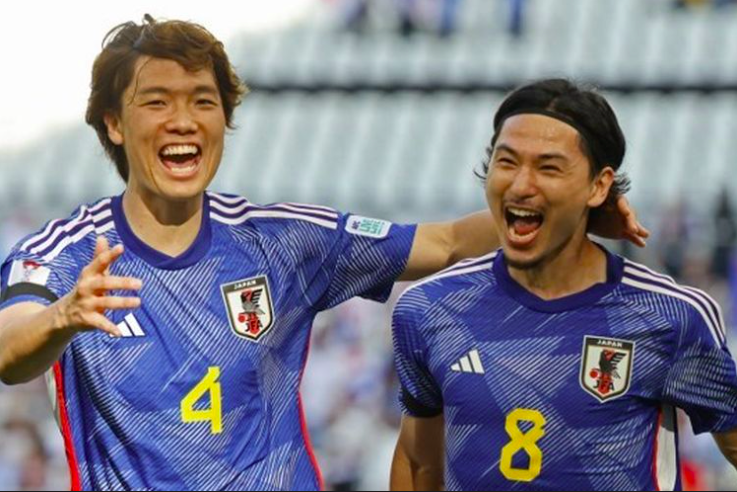 Gelandang timnas Jepang, Takumi Minamino (kanan), melakukan selebrasi usai menjebol gawang Vietnam pada laga pertama Grup D Piala Asia 2023. Laga Jepang vs Vietnam tersebut digelar di Stadion Al Thumama, Doha, pada Minggu (14/1/2024) malam WIB.(AFP/KARIM JAAFAR)