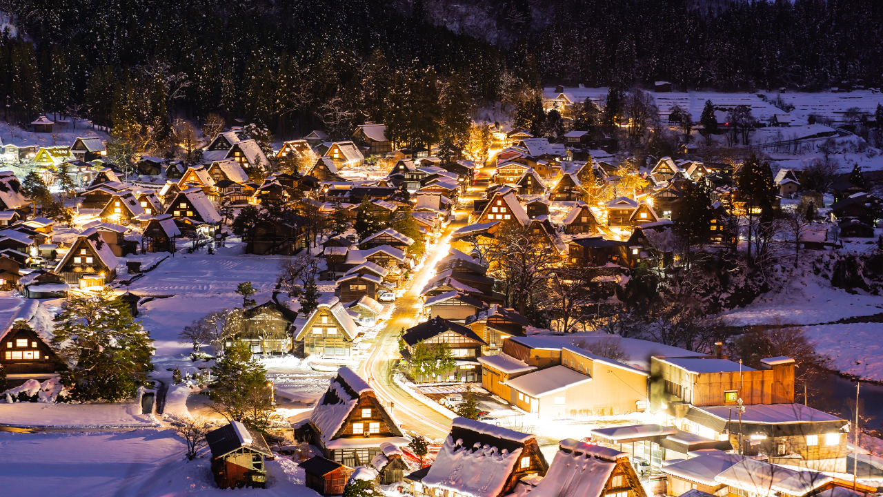 Pemandangan malam Shirakawa-go di musim dingin (Gifu, Jepang). Sebuah desa yang terdaftar sebagai situs Warisan Dunia, dimana lanskap asli Jepang masih tetap terjaga.