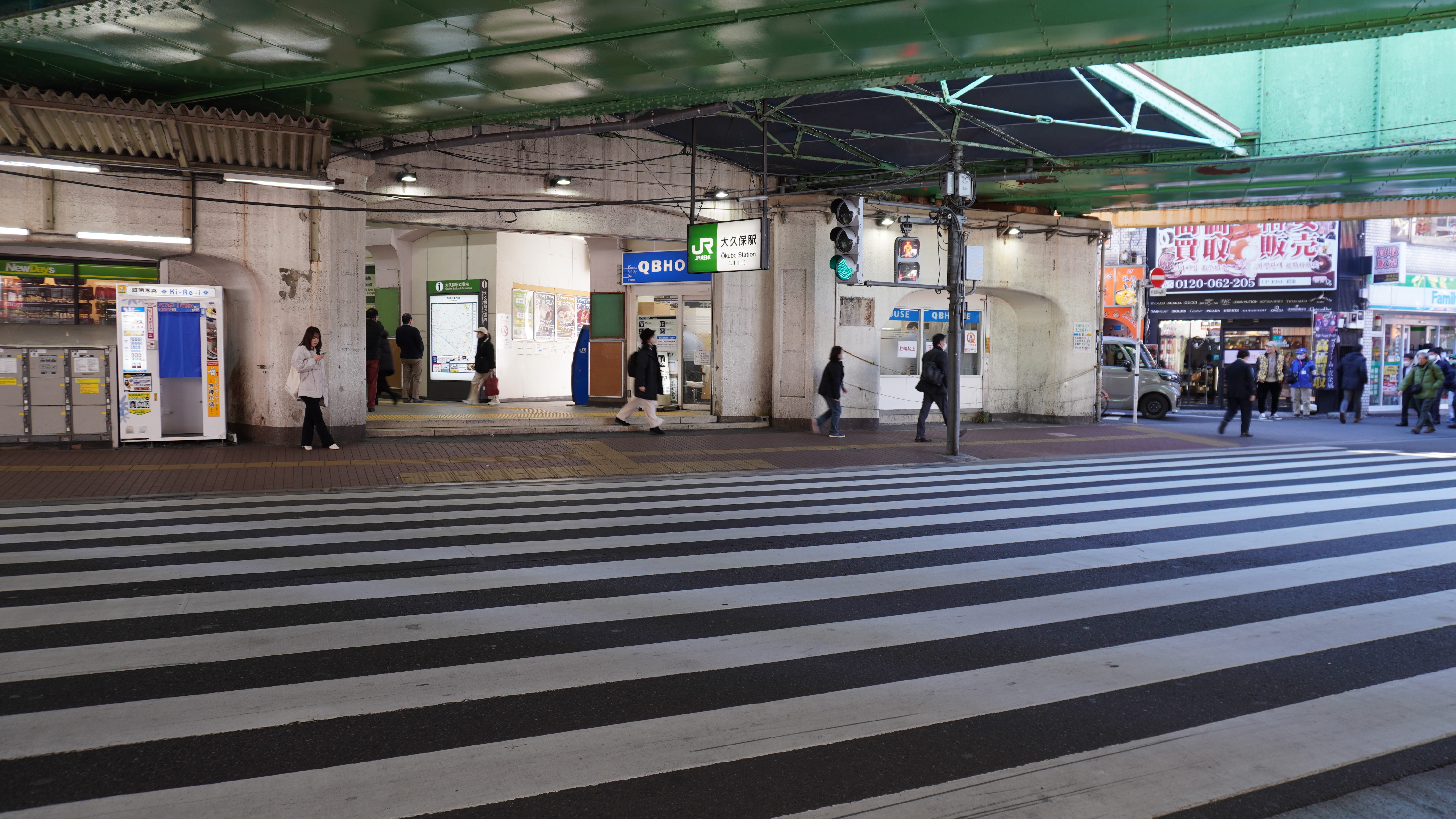 Hanya berjarak 1 menit berjalan kaki dari pintu keluar Utara (北口) stasiun Okubo, toko ini mudah ditemukan.