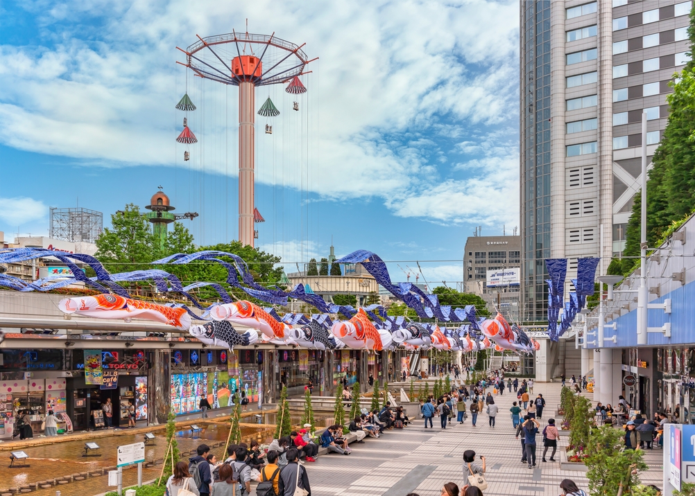 Pita ikan mas tradisional Jepang, koinobori, digantung selama minggu emas hari anak laki-laki di Crystal Avenue, Tokyo Dome City, menghadap ke atraksi payung Sky Flower (3/5/2019).