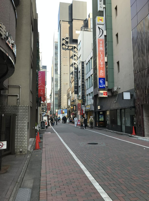 Gasuto-dori di Ginza 3-4 chome yang tidak memiliki trotoar
