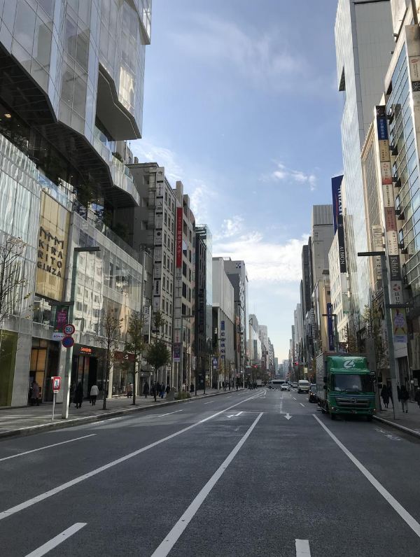 Jalan Ginza, dimana memiliki trotoar dengan perbedaan tingkat